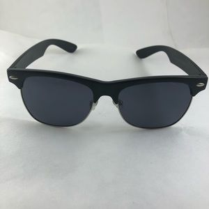 Women’s black frame sunglasses